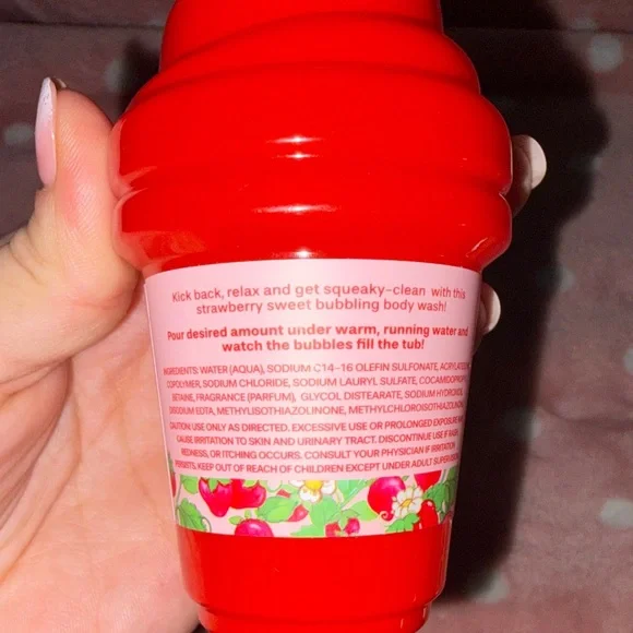 Strawberry Shortcake Gift Set (Claw Clip, Body Wash, Candle, Bag) - Picture 7 of 10